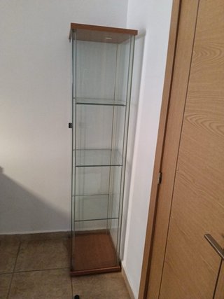 Vitrina de cristal y madera