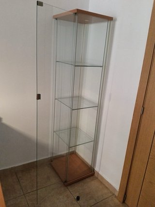 Vitrina de cristal y madera