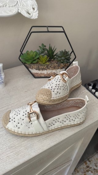Mocasines blancos estilo alpargata con detalle dor