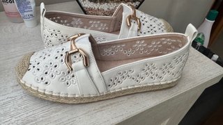 Mocasines blancos estilo alpargata con detalle dor