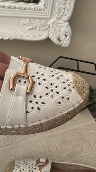 Mocasines blancos estilo alpargata con detalle dor