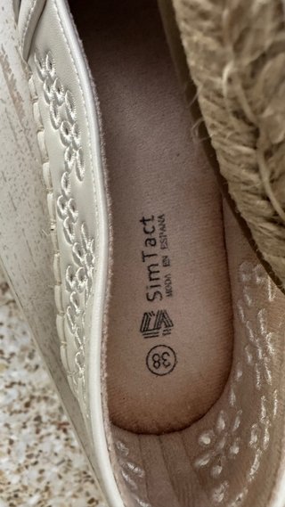 Mocasines blancos estilo alpargata con detalle dor