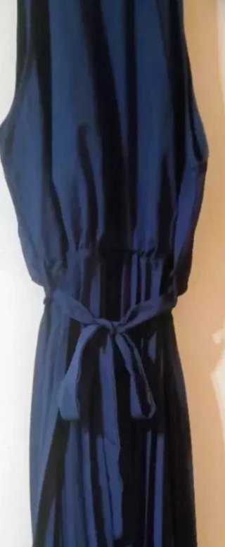 Vestido azul plisado con cinturón
