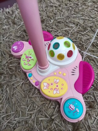 Micrófono infantil rosa con base musical