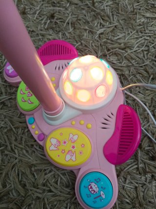 Micrófono infantil rosa con base musical