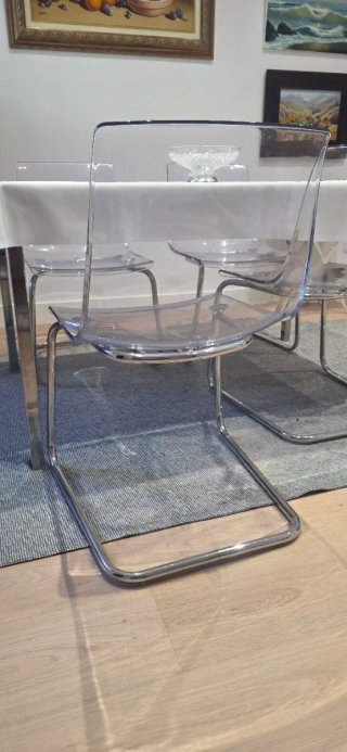 Sillas de salón transparentes y plateadas.