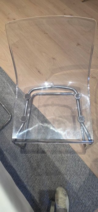 Sillas de salón transparentes y plateadas.