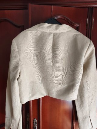 Blazer corto Zara beige con lino