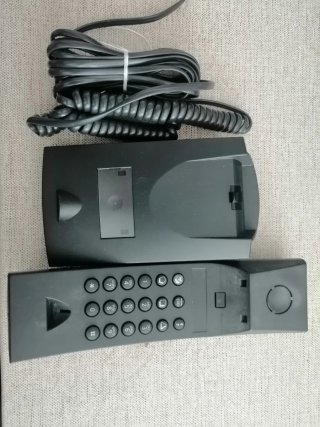 Teléfono fijo negro con base y cable