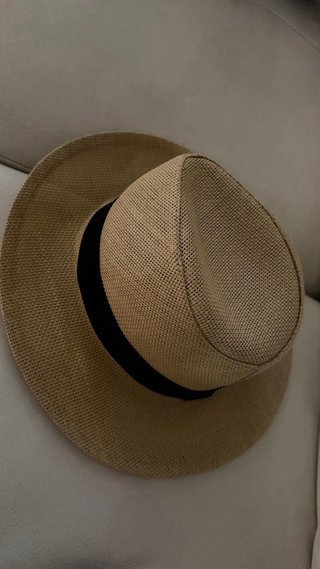 Sombrero de paja beige con cinta negra