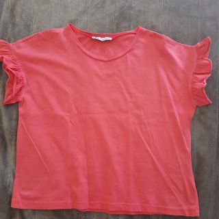 Camiseta Zara roja con volantes