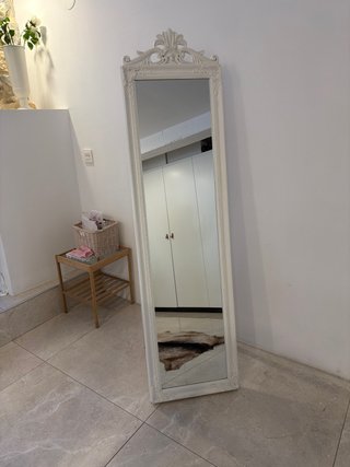 Espejo de pie blanco con marco decorativo