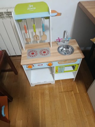 Cocinita de madera con accesorios