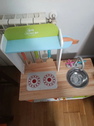 Cocinita de madera con accesorios