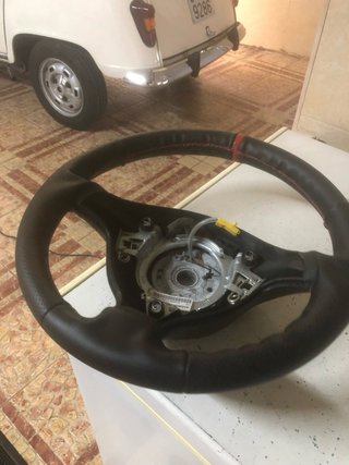 Volante deportivo con costuras rojas