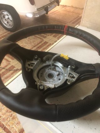 Volante deportivo con costuras rojas