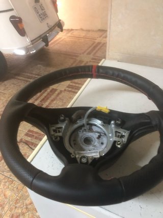 Volante deportivo con costuras rojas