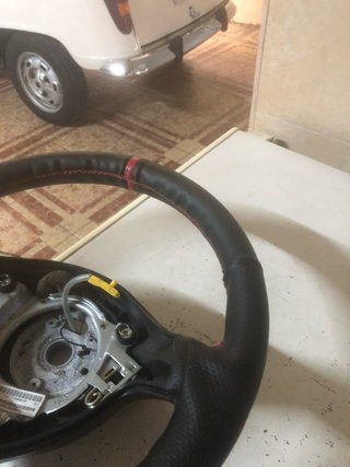 Volante deportivo con costuras rojas