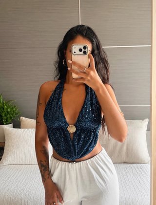 Top lentejuelas azul con detalle concha