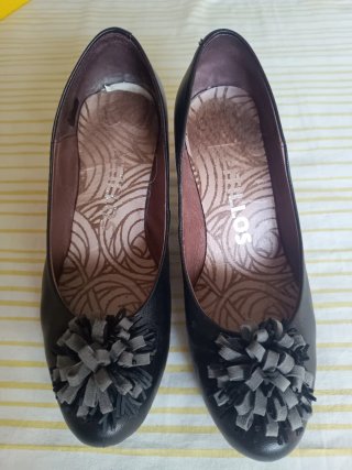 Zapatos PITILLOS negros con detalle floral.