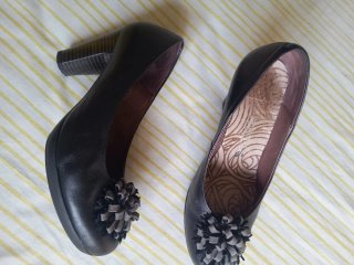 Zapatos PITILLOS negros con detalle floral.