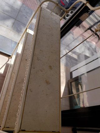 Estantería metálica blanca con mármol