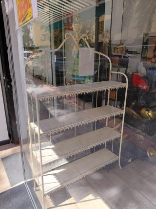Estantería metálica blanca con mármol