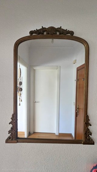 Espejo de pared con marco ornamentado