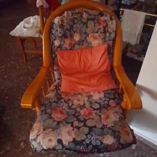 Butaca de tela con cojín naranja