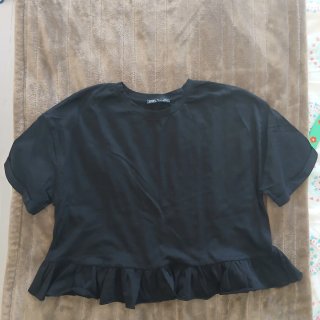Camiseta Zara negra con volantes