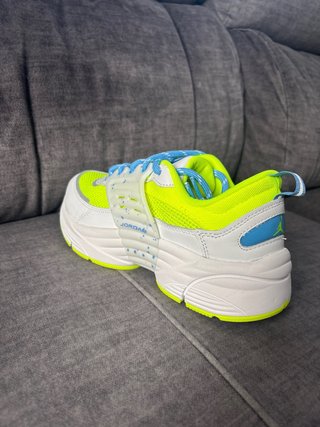 Zapatillas Jordan Blancas y Amarillas