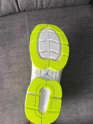 Zapatillas Jordan Blancas y Amarillas