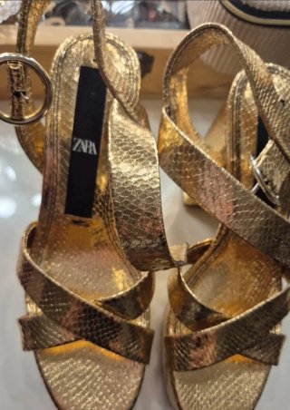 Zapatos de tacón dorados con plataforma