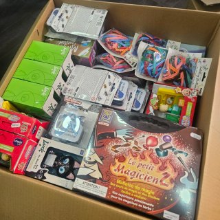 Caja de juguetes y juegos varios