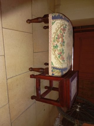 Reposapiés antiguo con mesilla