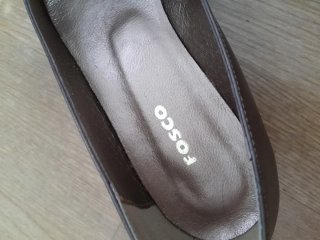 Zapatos de tacón marrones y dorados