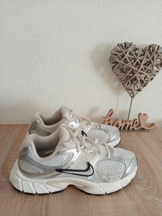 Zapatillas Nike Beig y Plateadas.