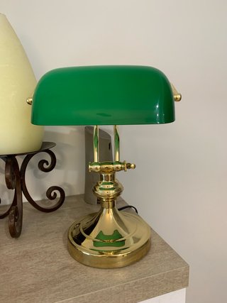 Lámpara de escritorio verde y dorada