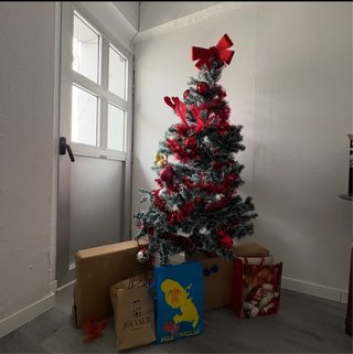 Árbol de Navidad con adornos rojos