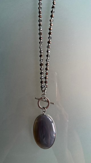 Collar con colgante ovalado y cierre T