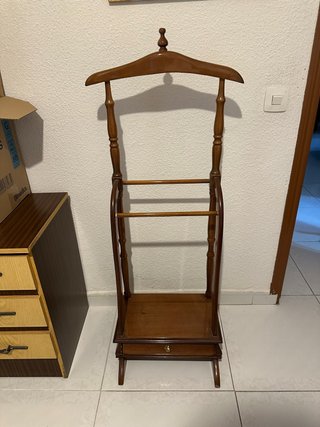 Galán de noche clásico de madera.