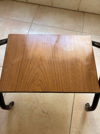 Mesa auxiliar madera y metal con ruedas