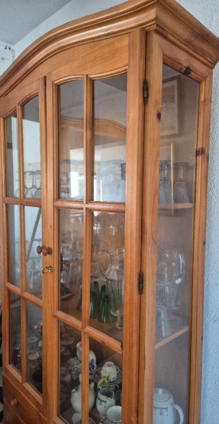 Alacena de madera de pino con puertas de cristal