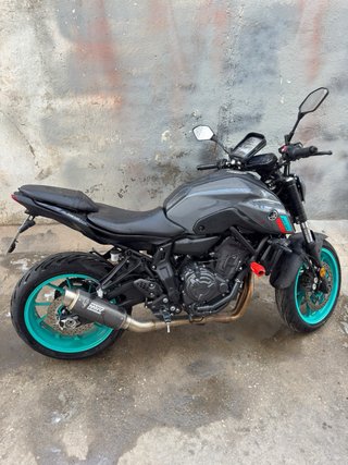 Yamaha MT07 Gris y Rojo