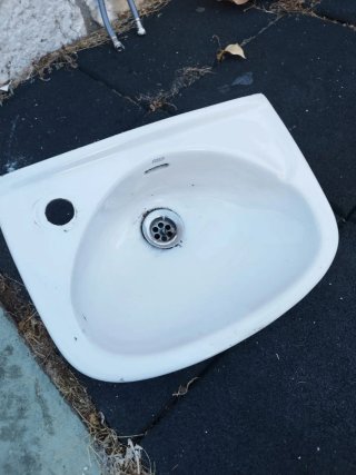Lavabo pequeño de cerámica blanco