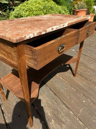 Mesa auxiliar de madera y mármol
