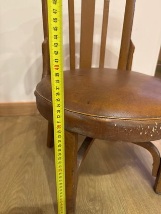 Silla / calzador de madera y cuero