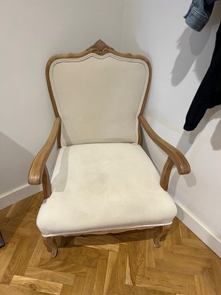 Silla restaurada tapizada beige y madera