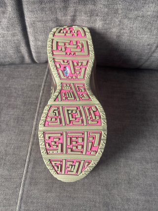 Zapatillas deportivas marrones y rosas