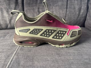 Zapatillas deportivas marrones y rosas